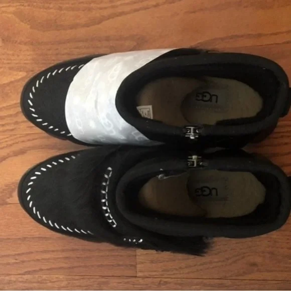 UGG fluff chunky sole black boot. Suede zipper bootie. Size: 5